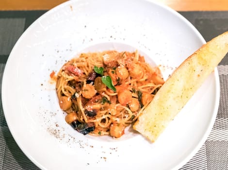 spaghetti sausage with crispy bread