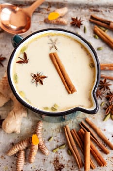 Ein Topf mit Chai Tee mit verschiedenen Gewuerzen