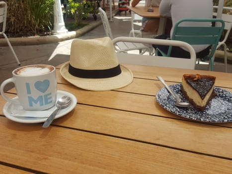 ambiance coffee and pie at a table on a terrace