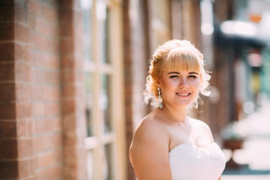 Bride on a background of a city street.