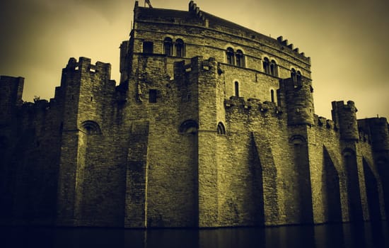 Castle in Amsterdam, construction and Roman architecture