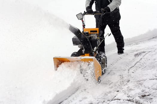 Snow clearing with the snow blower