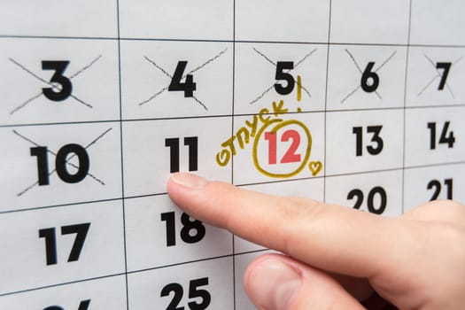 The hand points the finger on the calendar on the last working day before the release
