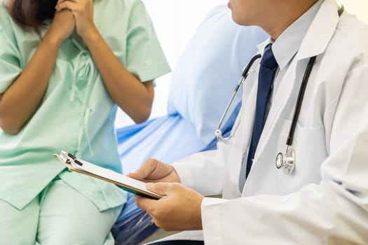 Doctor explaining treatment method to inpatient.