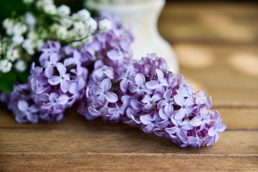 lila Flieder in einer Holzkanne Blumenstrauß