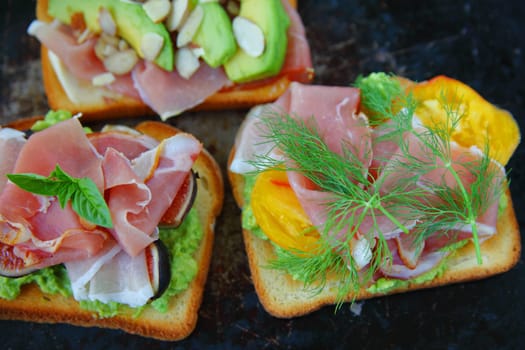 Open-faced sandwiches with tomato, figs, avocado and dill