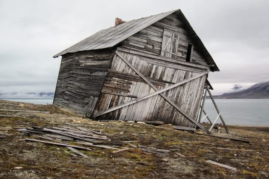 Spitzbergen, old crooked wooden hut anno 1904, Recherchefjorden, Snatcherpynten