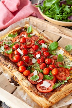 Savoury pastry with fresh tomatoes, arugula and basil