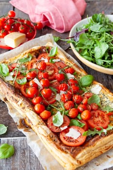 Savoury pastry with fresh tomatoes, arugula and basil