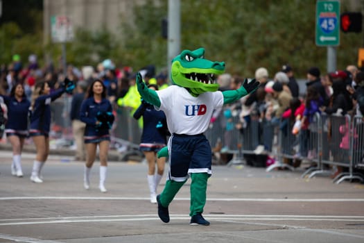 Houston, Texas, USA - November 22, 2018 The H-E-B Thanksgiving Day Parade, Ed-U-Gator and cheerleaders from the university of Houston, walking down the street during the parade