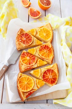 Fruity sponge cake with fresh candied oranges