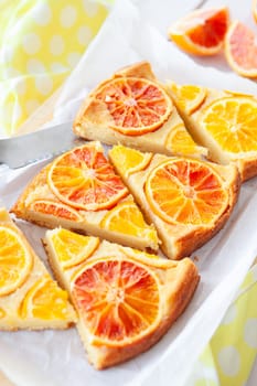Fruity sponge cake with fresh candied oranges