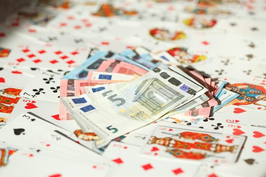 Vier Asse, Diverse bunte Spielkarten, Euro-Banknoten, Hintergrundbild, abstrakt
