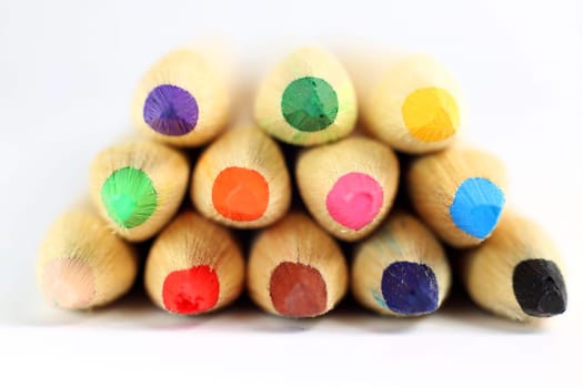 Crayons with wooden sheath suitable for grinding and drawing