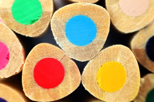 Crayons with wooden sheath suitable for grinding and drawing