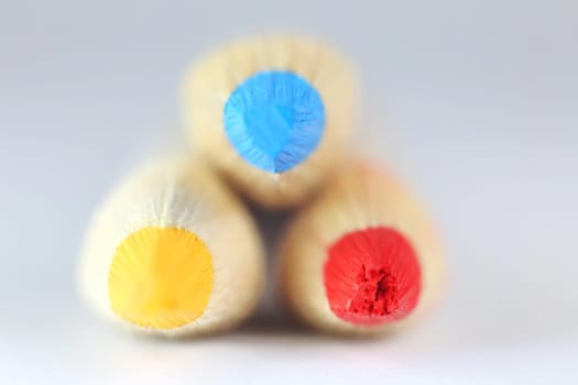 Crayons with wooden sheath suitable for grinding and drawing