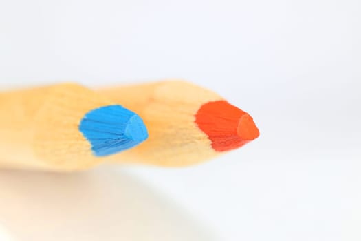 Crayons with wooden sheath suitable for grinding and drawing