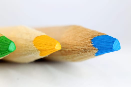 Crayons with wooden sheath suitable for grinding and drawing