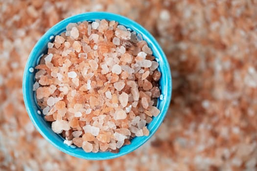 Pink Himilayan salt in blue bowl, flat lay