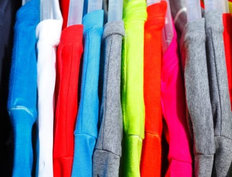 Bunte T-Shirts auf Kleiderbügeln hängend