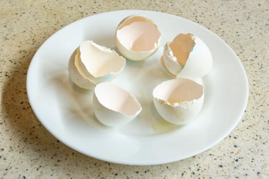 Shell of 5 chicken eggs on a plate