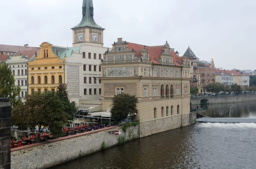 A beutiful building in Prag betwen the river