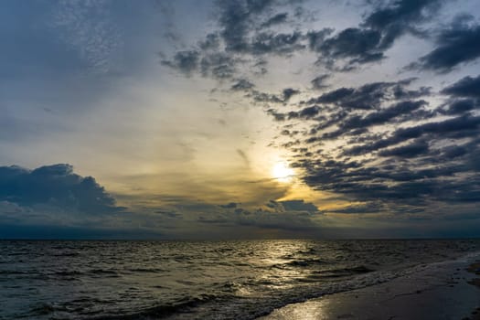 The evening sky has clouds full of sky, the light from the sun reflect Seawater, sea surface