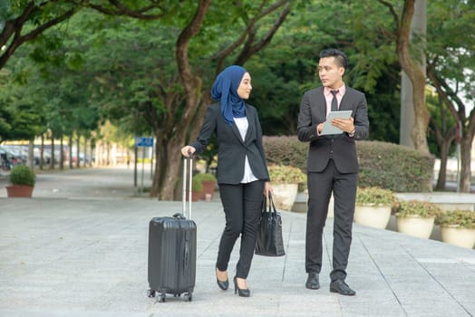 Young entrepreneurs talking outdoor, business travelling.