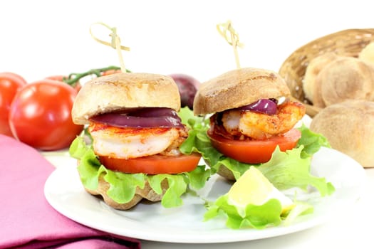 Shrimp burger with tomato,red onion and salad