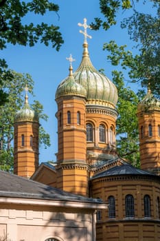 Russian Orthodox chapel at the historic cemetery in Weimar in front of blue sky.