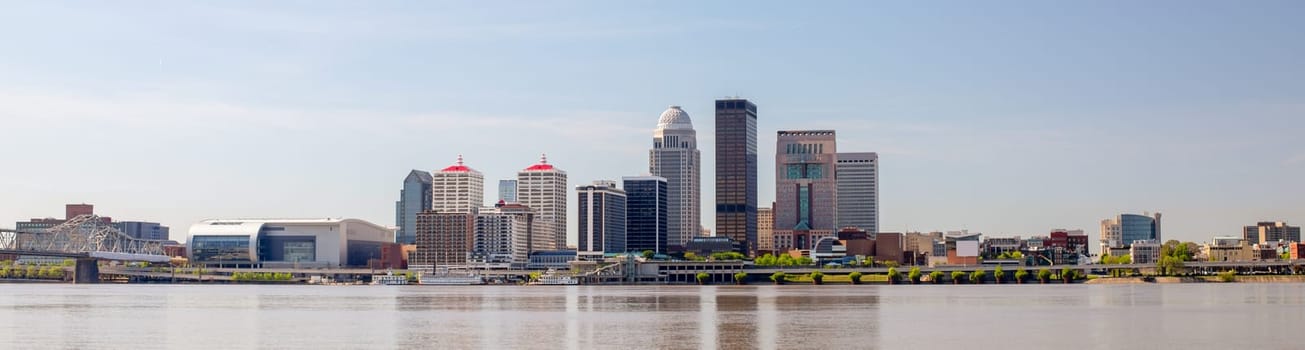 The City of Louisville, in the state of Kentucky, United States of America, as seen from the Indiana river bank of the Ohio River