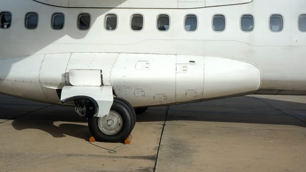 airplane side exterior fuselage windows wheels