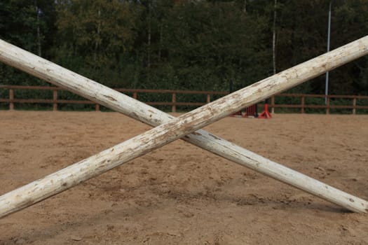 Show jumping course, Crosspiece hurdle close to