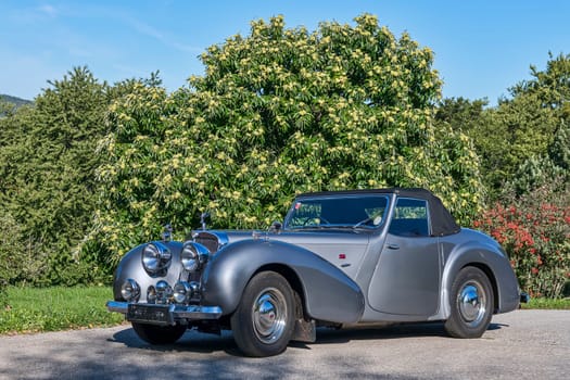 Classic car Triumph Roadster 1800,year of construction 1948,sports car,roadster,4 cylinders,displacement 1776 ccm,65 hp,120 km/h,0–100 km/h in 34.4 seconds.