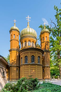 Russian Orthodox chapel at the historic cemetery in Weimar in front of blue sky.