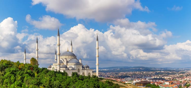 Camlica Mosque and Istanbul skyline, beautiful panorama.