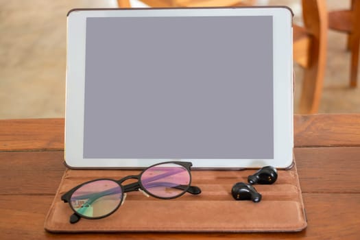 Online wireless device on wooden table, stock phto