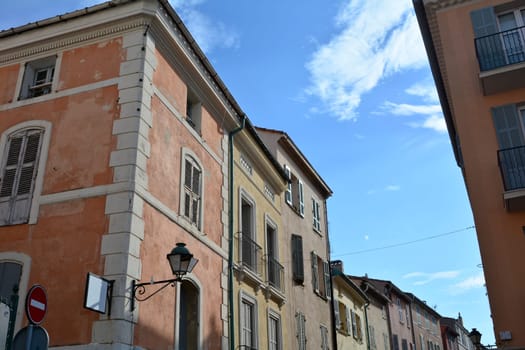Hausfassade in der Altstadt von Saint Tropez, Frankreich, mit blauem Himmel  und Strassenschild