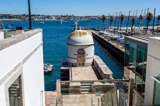 The Cascais Tide Gauge, installed in 1882, was one of the first European observatories dedicated to the study of currents and tides, and it is still in full operation, in Cascais, Portugal