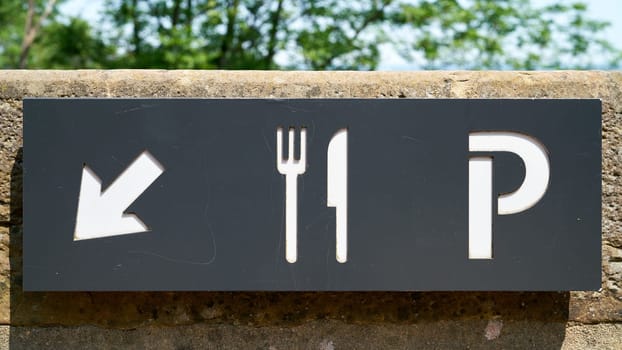 Signpost to a snack stand and a parking lot at the foot of the Wartburg near Eisenach in Germany