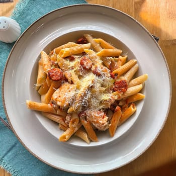 Penne au poulet et chorizo features tender chicken zesty chorizo and creamy sauce topped with melted Parmesan for rich flavors.