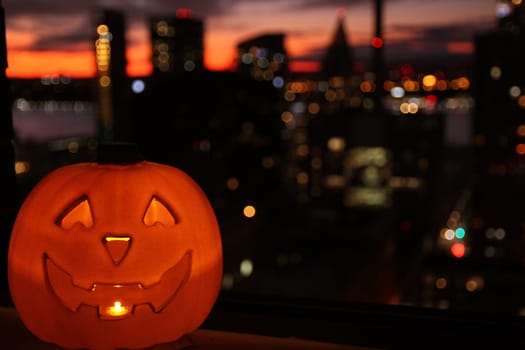 The caved pumpkin and the city