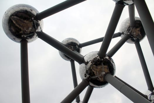 The network of the Atomium