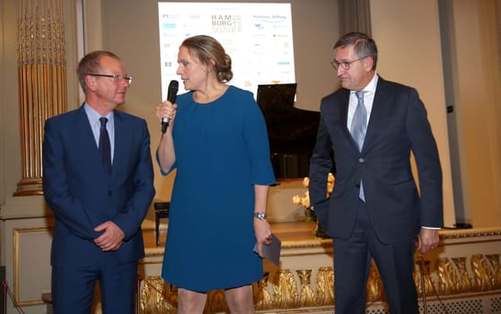 Prof. Dr. Hanns-Stephan Haas, Juliane Moecklinghoff,   Michael Eggenschwiler,.BENEFIZABEND  HAMBURG SOZIAL GESTALTEN  vom Kuratorium und des Vorstands des Foerderkreises der Evangelischen Stiftung Alsterdorf e.V. luden ein , mit festlichem Dinner, Auktion und abwechslungsreichem Programm im  Spiegelsaal des Museums für Kunst und Gewerbe Hamburg, Steintorplatz, Hamburg am 05.11.2019.. copyright Heike Ross fuer Strasburger Kreise und   Foerderkreises der Evangelischen Stiftung Alsterdorf e.V. .