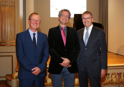 Prof. Dr. Hanns-Stephan Haas,Dr. Stefan R. G. Stodieck, Michael Eggenschwiler,.BENEFIZABEND  HAMBURG SOZIAL GESTALTEN  vom Kuratorium und des Vorstands des Foerderkreises der Evangelischen Stiftung Alsterdorf e.V. luden ein , mit festlichem Dinner, Auktion und abwechslungsreichem Programm im  Spiegelsaal des Museums für Kunst und Gewerbe Hamburg, Steintorplatz, Hamburg am 05.11.2019