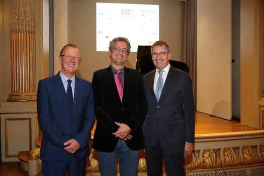 Dr. Stefan R. G. Stodieck, Prof. Dr. Hanns-Stephan Haas,Michael Eggenschwiler, .BENEFIZABEND  HAMBURG SOZIAL GESTALTEN  vom Kuratorium und des Vorstands des Foerderkreises der Evangelischen Stiftung Alsterdorf e.V. luden ein , mit festlichem Dinner, Auktion und abwechslungsreichem Programm im  Spiegelsaal des Museums für Kunst und Gewerbe Hamburg, Steintorplatz, Hamburg am 05.11.2019