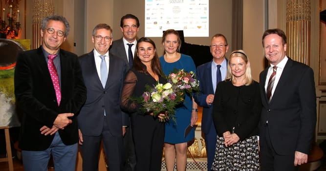 Dr. Stefan R. G. Stodieck, Michael Eggenschwiler ,Stefanie Stoltzenberg-Spies, Pieter Wasmuth, Juliane Moecklinghoff, Stefan Haas und Dr. Gabriele Garz ,Ulrich Scheibel vom Evangelischen Krankenhaus Alsterdorf,.BENEFIZABEND  HAMBURG SOZIAL GESTALTEN  vom Kuratorium und des Vorstands des Foerderkreises der Evangelischen Stiftung Alsterdorf e.V. l im  Spiegelsaal des Museums für Kunst und Gewerbe Hamburg, Steintorplatz, Hamburg am 05.11.2019