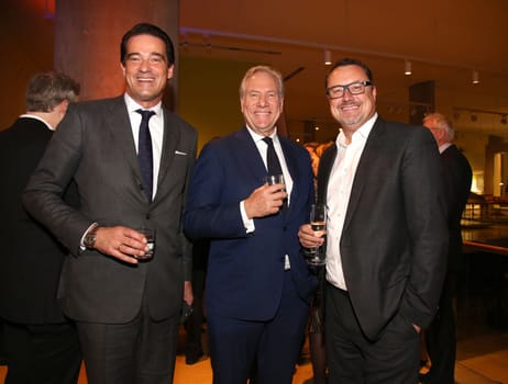 Pieter Wasmuth,Dr.Bernd -Georg Spies, Dr. Jens Jeep,.BENEFIZABEND  HAMBURG SOZIAL GESTALTEN  vom Kuratorium und des Vorstands des Foerderkreises der Evangelischen Stiftung Alsterdorf e.V. luden ein , mit festlichem Dinner, Auktion und abwechslungsreichem Programm im  Spiegelsaal des Museums für Kunst und Gewerbe Hamburg, Steintorplatz, Hamburg am 05.11.2019