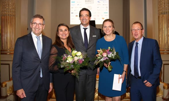 Michael Eggenschwiler ,Stefanie Stoltzenberg-Spies, Pieter Wasmuth, Juliane Moecklinghoff, Stefan Haas,  .BENEFIZABEND  HAMBURG SOZIAL GESTALTEN  vom Kuratorium und des Vorstands des Foerderkreises der Evangelischen Stiftung Alsterdorf e.V. luden ein , mit festlichem Dinner, Auktion und abwechslungsreichem Programm im  Spiegelsaal des Museums für Kunst und Gewerbe Hamburg, Steintorplatz, Hamburg