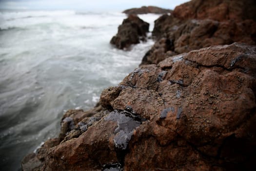 SALVADOR, BAHIA / BRAZIL - November 3, 2019: Oil macha is seen on the Rio Vermelho beach in Salvador (BA). The site was affected by oil spills on the Brazilian coast (Joa Souza / Panthermedia).